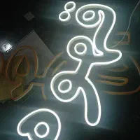 ساخت تابلو نئون با پلکسی خارجی قهوه پیرایش