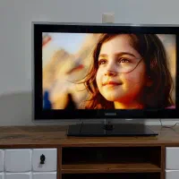 تلویزیون سامسونگ ۳۹اینچ همراه با میز