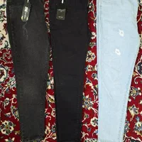 تعدادی شلوار نو به علت جمع کردن مغازه