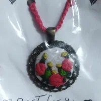 گردنبند گلدوزی شده