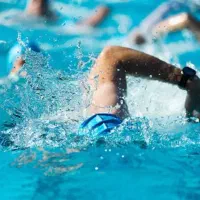 آموزش شنا(تضمینی)زیر نظر مربی رسمی فدراسیون شنا