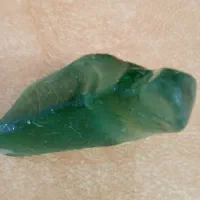 سنگ سبز معدنی طبیعی.  برای نگین