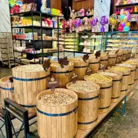 کارگر یا وردست آقا برای قنادی