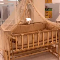 گهواره کنار مادر