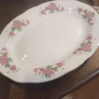 دو عدد دیس گل سرخی و سه عدد پلوخوری و یک عدد خورشت