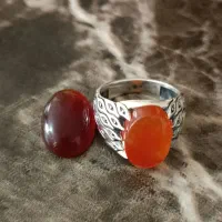 انگشتر عقیق به همراه سنگ عقیق سرخ تیره