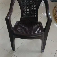 تعدادی صندلی پلاستیکی درحدنو