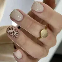کاشت ناخن۳۰۰ تومن زمان محدود