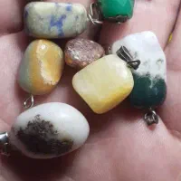 مدال آویزهای سنگ طبیعی طرح دفرمه خاص و کمیاب|جواهرات|ارومیه, |دیوار