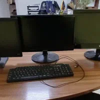 سه عدد مانیتور و یک کیس و کیبورد