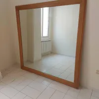 آیینه با قاب چوبی