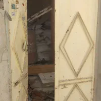 در حیاط محکم بدون پوسیدگی