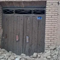 درب حیاط با اهن محکم و ضخیم اسب زین شده