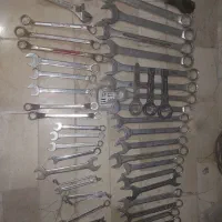تعدادی آچار و کابل سیار