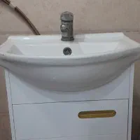 روشویی کابینتی همراه با شیر و شلنگ های اتصال