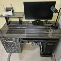 میز تحریر و کامپیوتر