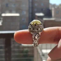 انگشتر دستساز چشم گربه کهنه با مخراج زمرد
