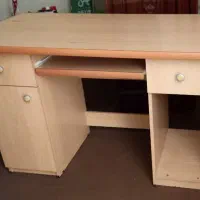 میزکامپیوتر کتابخانه