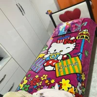 تخت یک نفره فلزی تمیز با تشک