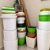گلدان سفالی و پلاستیکی