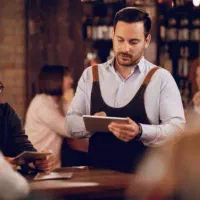 سالن کار ساکن تهران با حقوق بالا