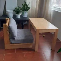 میز و صندلی تحریر نشسته