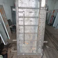 تعویض درب کهنه با نو