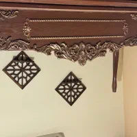 میز کلاسیک چوب با رنگ پلی استر و صندلی