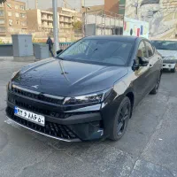 راننده با ماشین برای سرویس ثابت