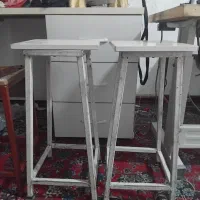 دو عدد صندلی و یک نیمکت