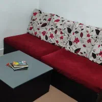 یه دست مبل راحتی ومیز بزرگ