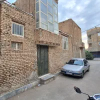 مسکونی-قدیمی-200-متری-با-دو-مغازه-تجاری-قدیمی