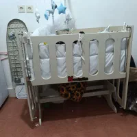 تخت کنار مادر