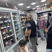 همکار آقا در فروشگاه پروتیینی سوسیس و کالباس