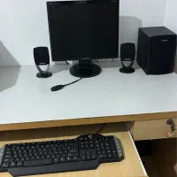 فروش مانیتور و میزکامپیوتر در حد نو|قطعات و لوازم جانبی رایانه|رشت, دیانتی|دیوار