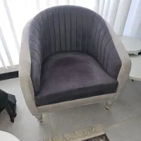 مبل راحتی هشت نفره و میز عسلی جلو مبلی