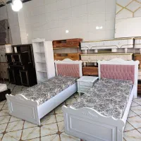 دو عدد تخت و خواب یک نفره همراه کتابخانه و پاتختی