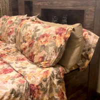 سرویس خواب دو نفره باکس دار دو طرف تخت کمد دارد