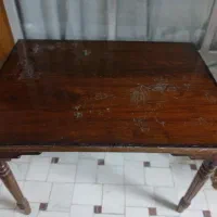 یه میز چوبی