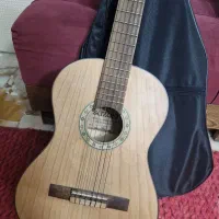گیتار کلاسیک سوزوکی سایز ۳/۴ همراه با کیس و پایه