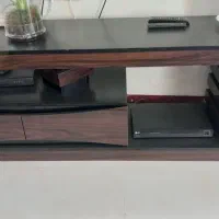 میز تلویزیون و ساعت ایستاده