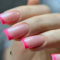 خدمات آموزش وکاشت ناخن