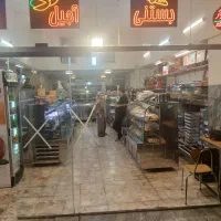 فروشنده شیرینی فروشی