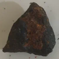 سنگی ک فیوز برق را  میپرونه و برق را عبور میده