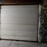 یک‌عدد‌درب‌کرکره‌ای‌سالم‌وتمیز