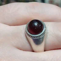 انگشتر سرخ کلوخه ی کهنه