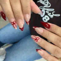 کاشت ناخن و آموزش حرفه‌ای + طراحی هدیه