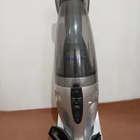 یک عدد جاروبرقی داخل ماشین درحد نو