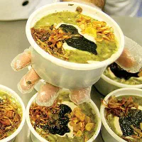 فروشنده مغازه آش و حلیم