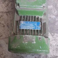 دو عدد الکترو موتور و یک پمپ آب